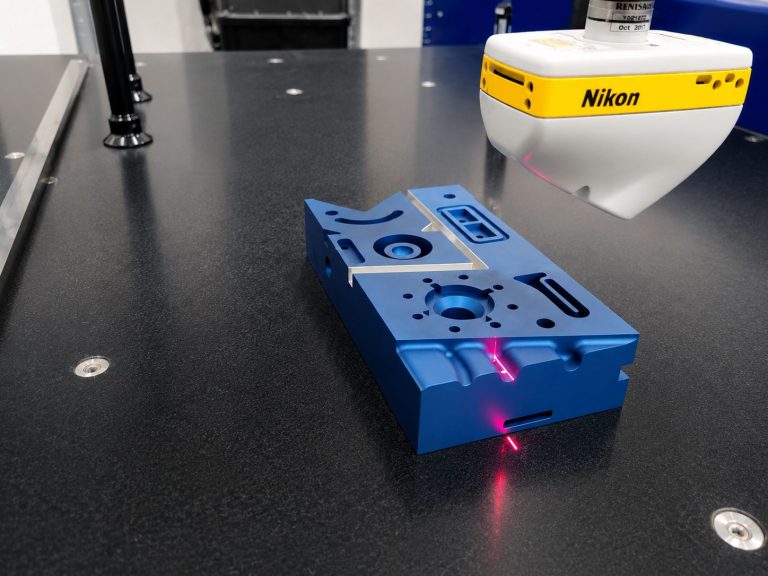 Qopas Testaufbau mit Nikon-Laserscanner und Prüfkörper