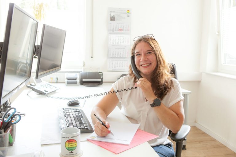 Bianca Nelle, Assistentin der Geschäftsführung und erste Ansprechpartnerin der QOPAS GmbH, am Telefon