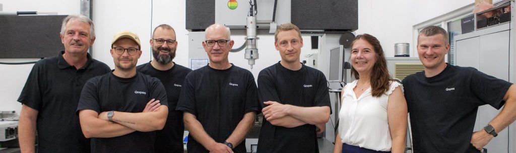 Team der QOPAS GmbH mit allen Mitarbeiterinnen und Mitarbeitern im Prüflabor am Standort Driedorf