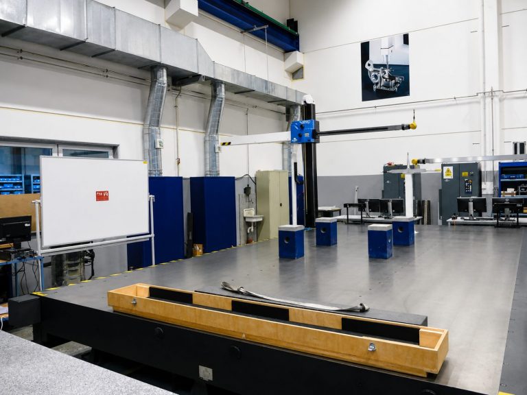 Prüflabor der QOPAS GmbH am Standort Aßlar mit großem Koordinatenmessgerät