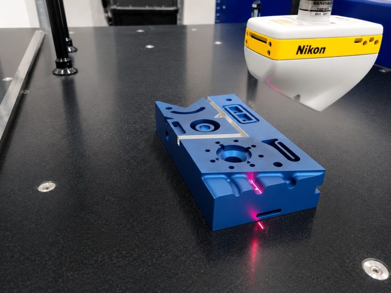 Nikon Laserscanner mit Q-Proofs Demo-Prüfkörper für Schulungen zur Laserscan-Technik