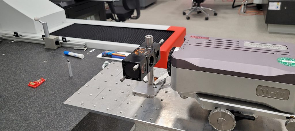 Laser-Messsystem zur Erfassung der Kompensationsmatrix eines Koordinatenmessgeräts bei Wartung und Reparatur