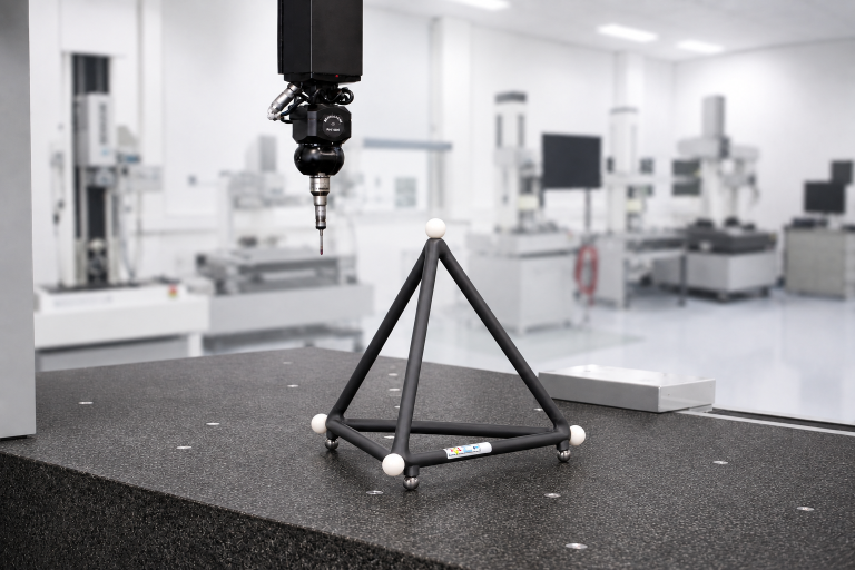 Q-Proofs 3D-Prüfkörper von QOPAS in Form eines Tetraeders auf einem Koordinatenmessgerät