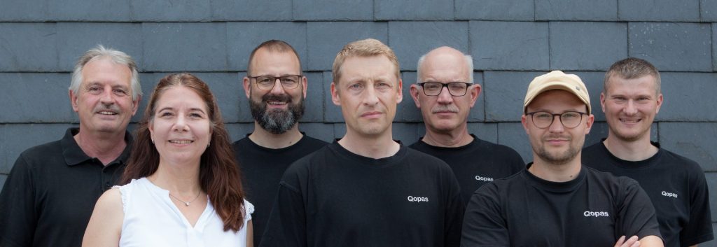 Team der QOPAS GmbH mit allen Mitarbeiterinnen und Mitarbeitern